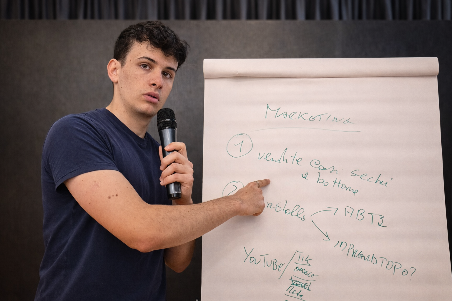 Luca Ponzoni spiega una strategia di marketing davanti a una lavagna